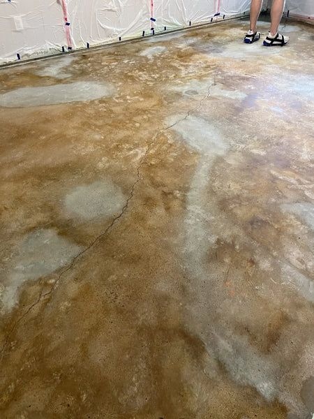Image showing the concrete floor after 4 hours of reaction time with the acid stains, before neutralization