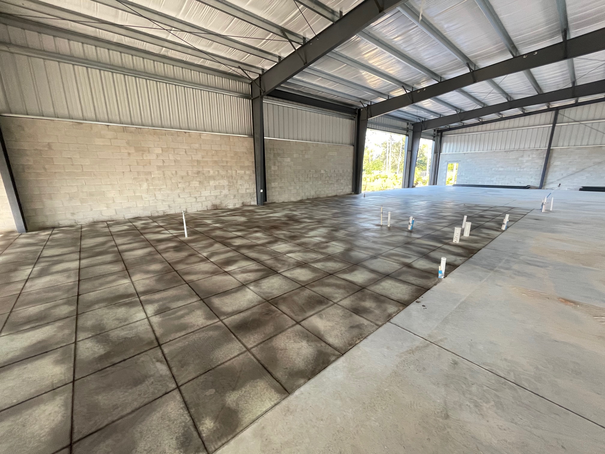 Photo of a concrete floor displaying the combined effect of Azure Blue base and Black acid stain veining technique accent color after neutralizing and cleaning the residue, ready for sealer application.