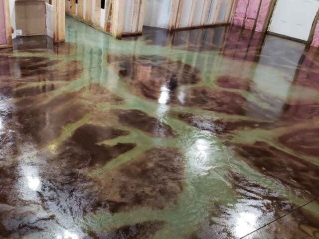 Stained concrete basement floor using acid stain veining technique