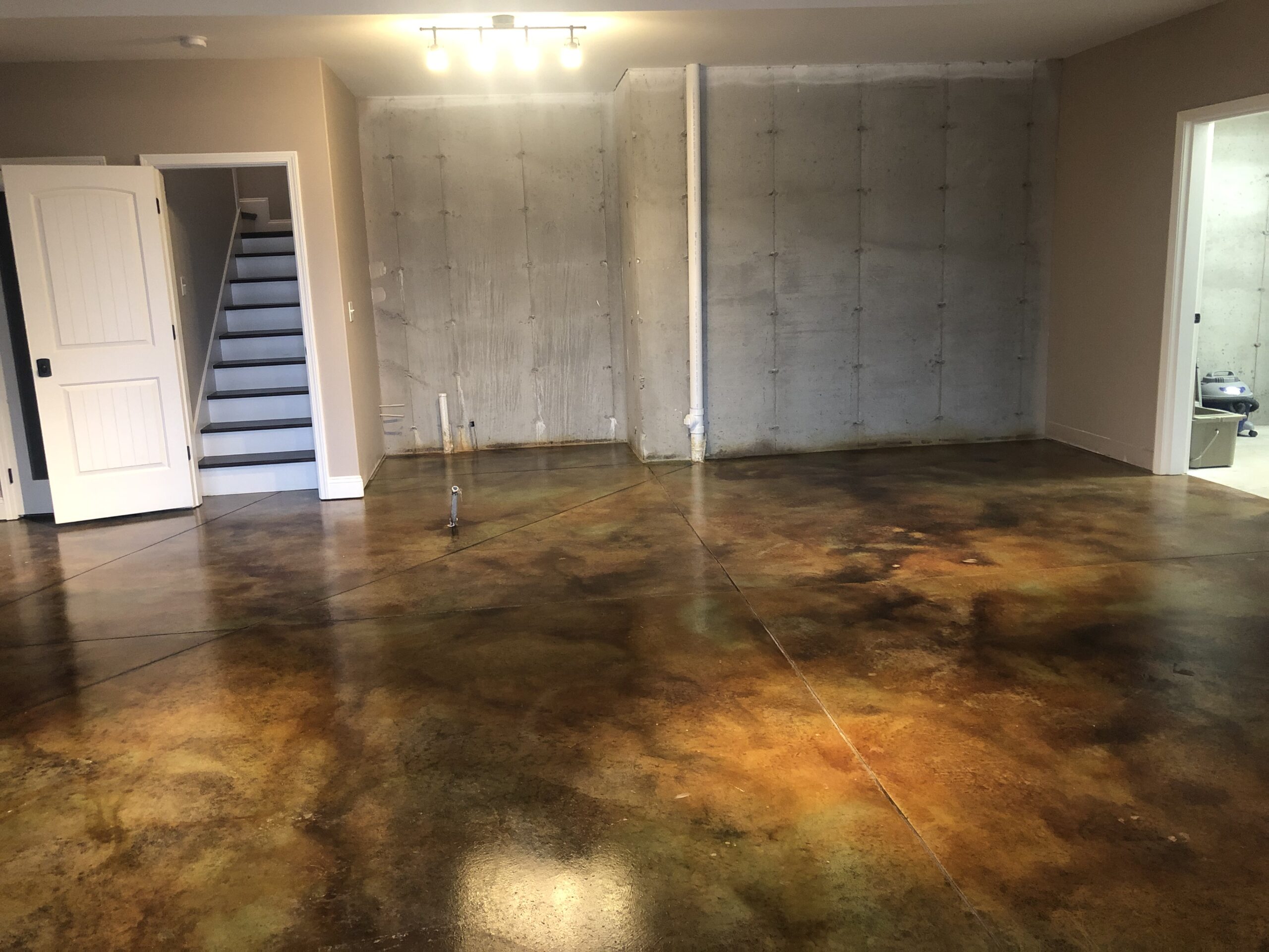 Black, malayan buff and seagrass EverStain acid stained lake house concrete floor