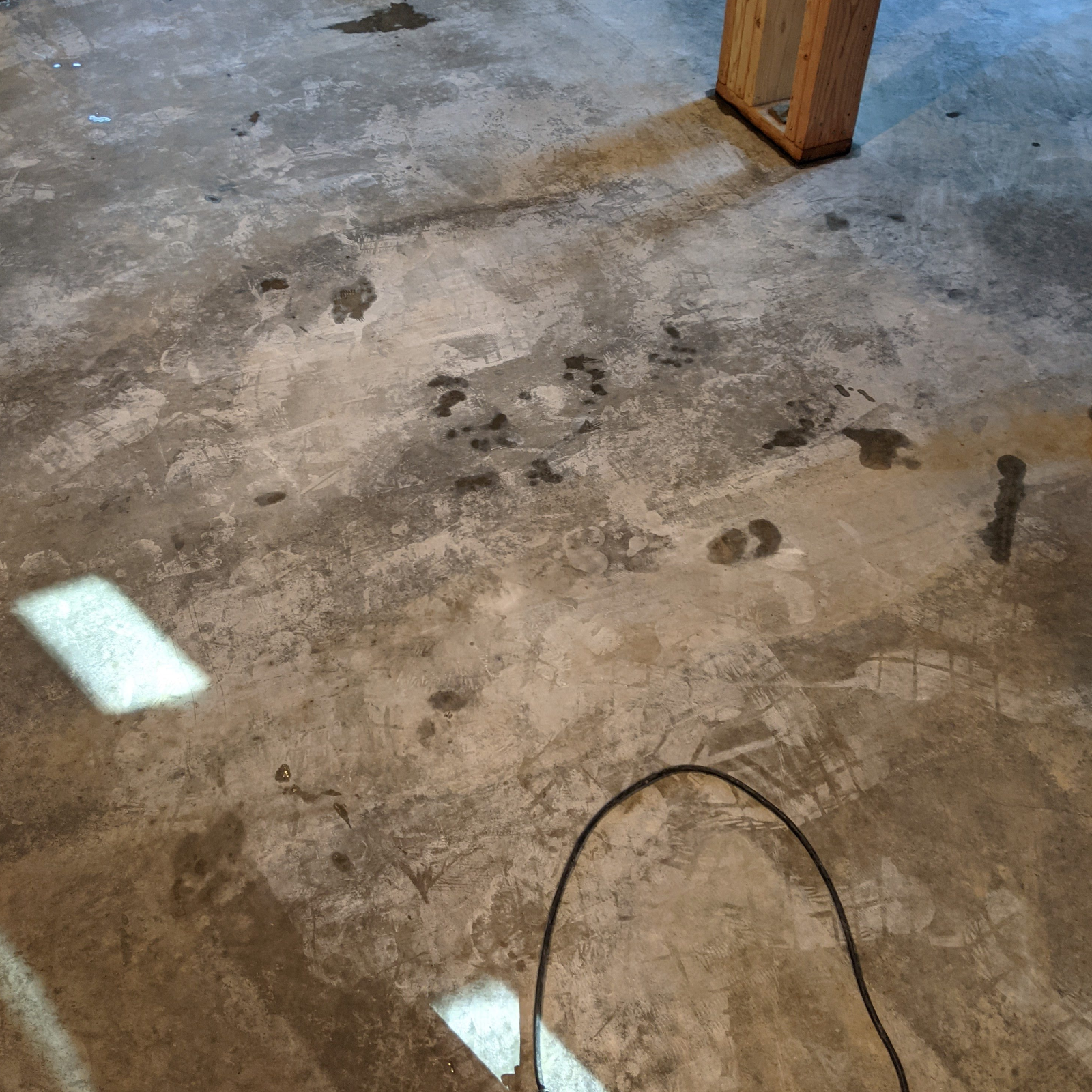 footprints-while-etching-concrete-floors-before-staining Footprints etched into concrete floor due to tracked dust before staining