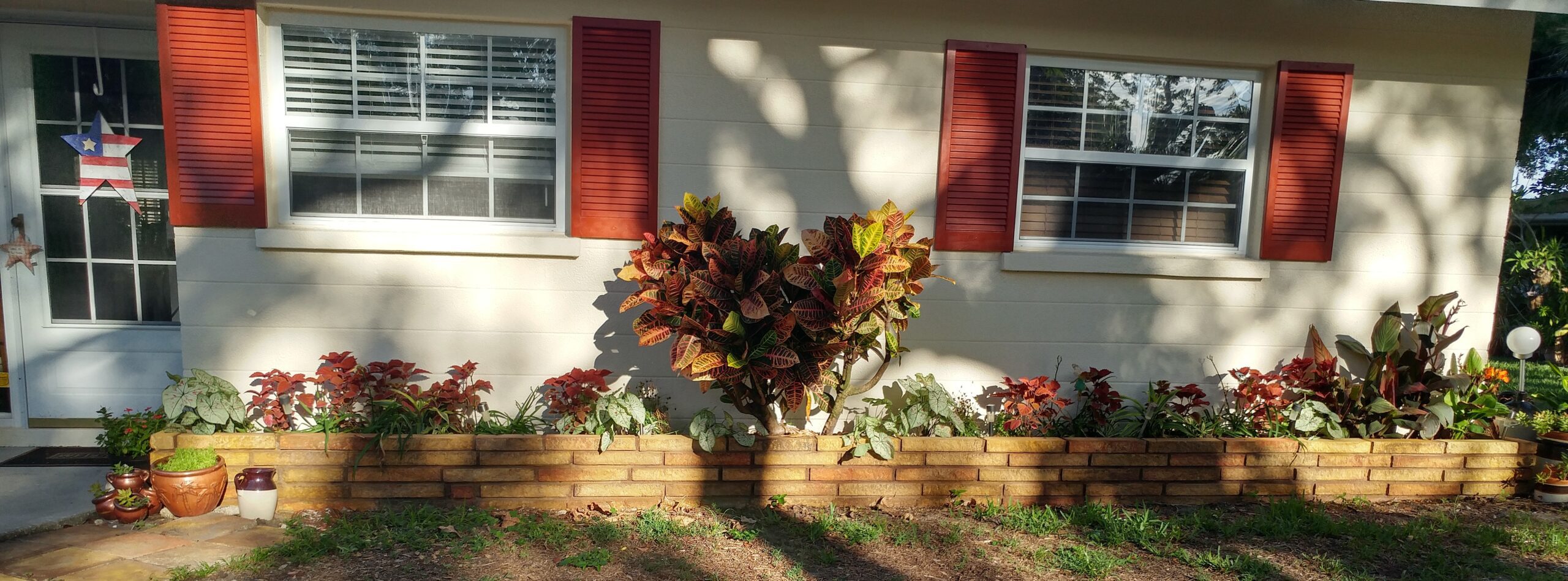 Dye stained concrete retaining wall