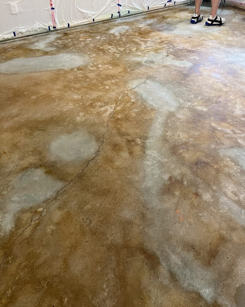 Image showing the concrete floor after 4 hours of reaction time with the acid stains, before neutralization