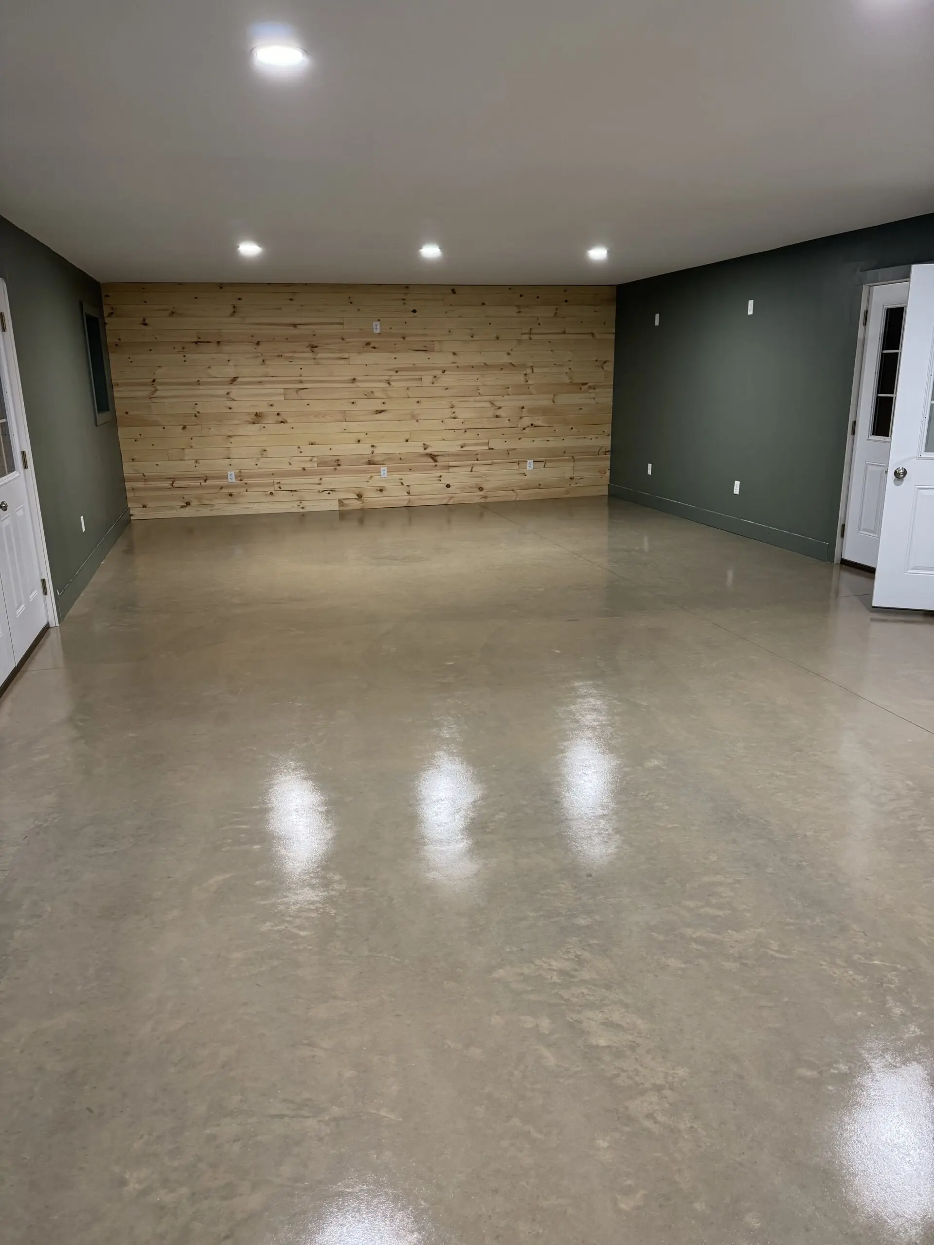 Glossy concrete floor in a barn living space after staining with Khaki AcquaTint™