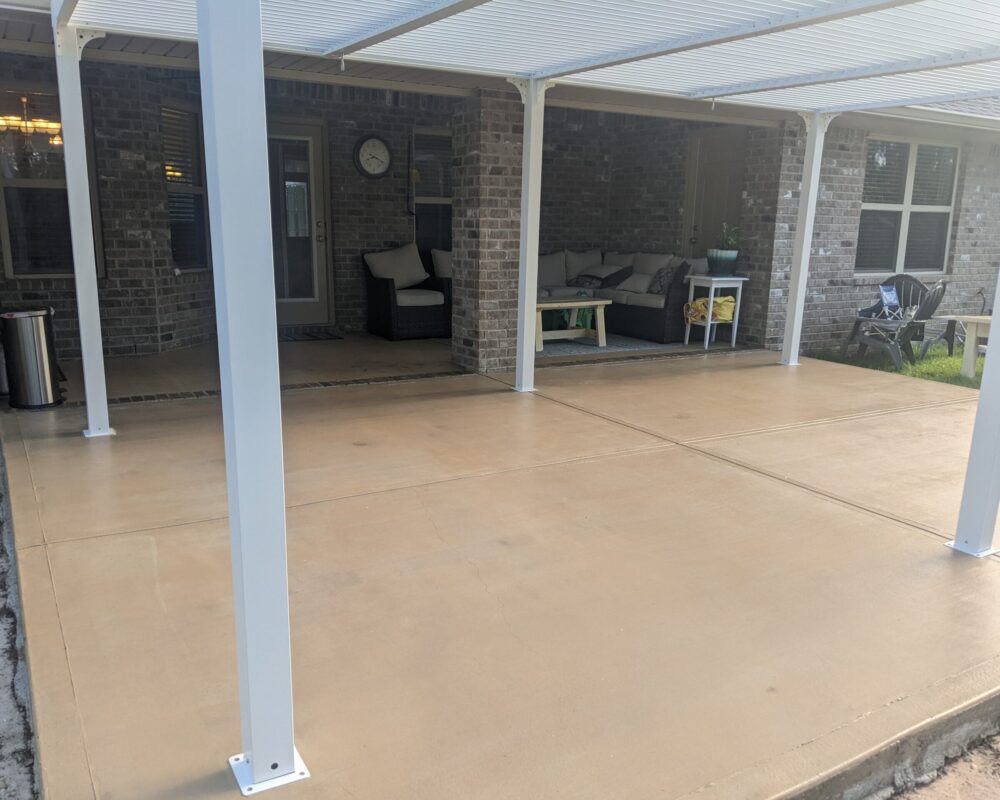 The finished lanai with a smooth, even coat of Khaki EasyTint™ and EasySeal™