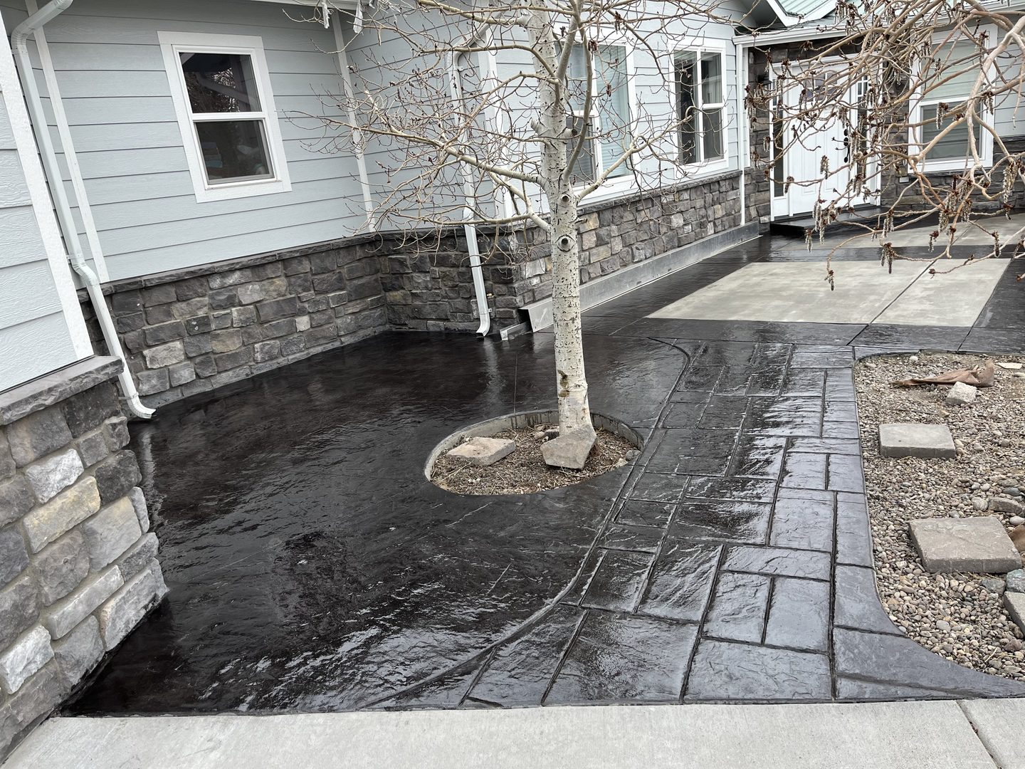 Stamped concrete design stained with gloss EasyTint black