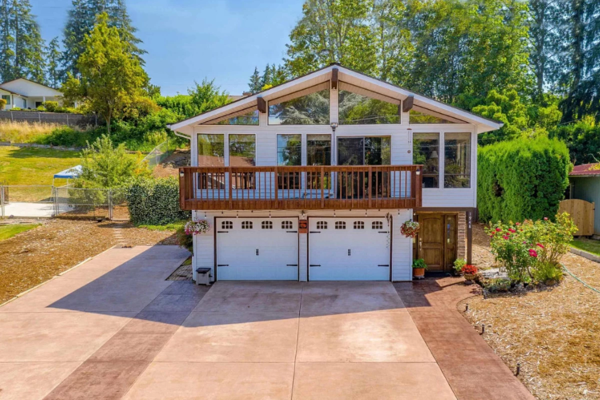 antiquing-aztec-sunset-design-broom-finish-concrete-driveway Wide view of large concrete driveway finished with Aztec Brown and Sunset Tan Antiquing™ Stains, sealed to a high-gloss finish.